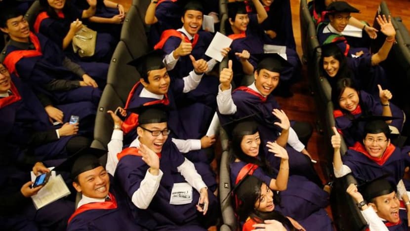 Pemerintah, majikan perlu bantu siswazah baharu dapatkan pekerjaan pertama: Presiden Tharman