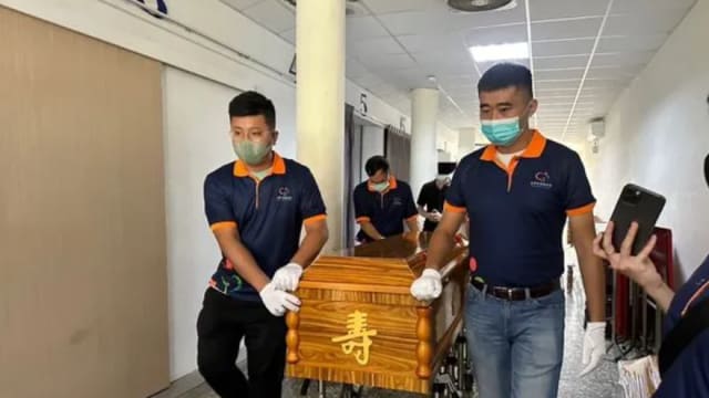 没钱让老母亲下葬 台湾兄妹伴尸三天