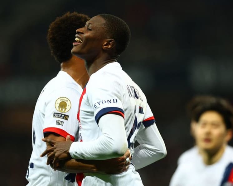 Mendes guides PSG to top of Ligue 1 with 4-0 win at Nice