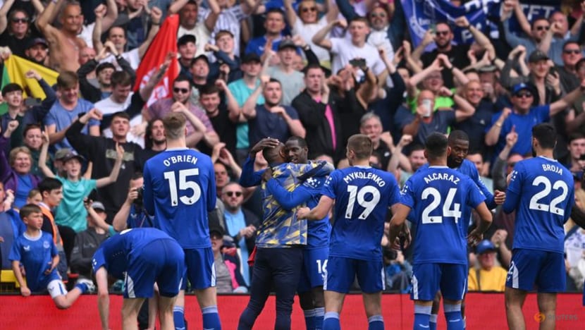 Arsenal slip up again to leave Liverpool clear, Man City thrash Palace
