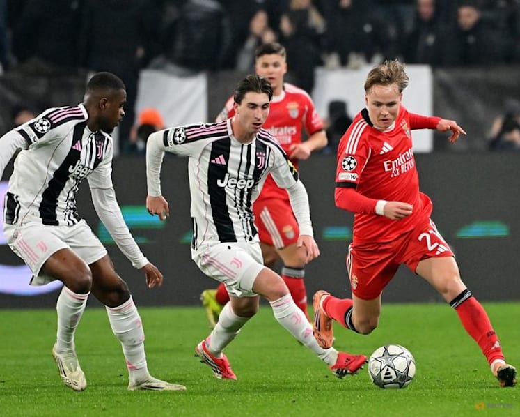 Juventus clinch playoff place with 2-0 win over Benfica