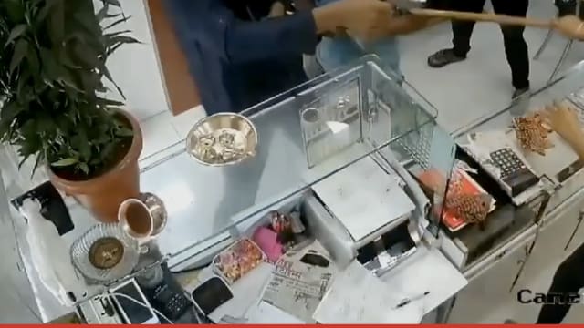 持枪劫匪图抢珠宝店 印度店主以一敌四