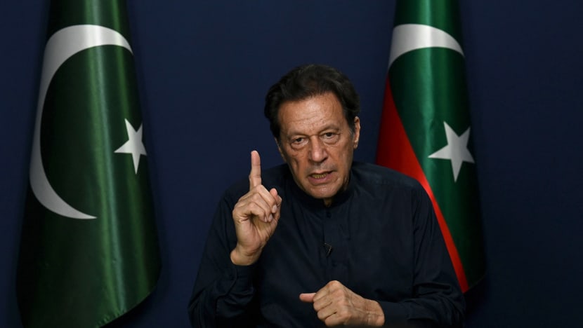 Pakistan kenakan larangan perjalanan ke atas Imran Khan Pakistan kenakan larangan perjalanan ke atas Imran Khan
