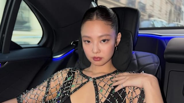 遭狂粉围堵逼签名，Jennie晒照比中指疑霸气反击！