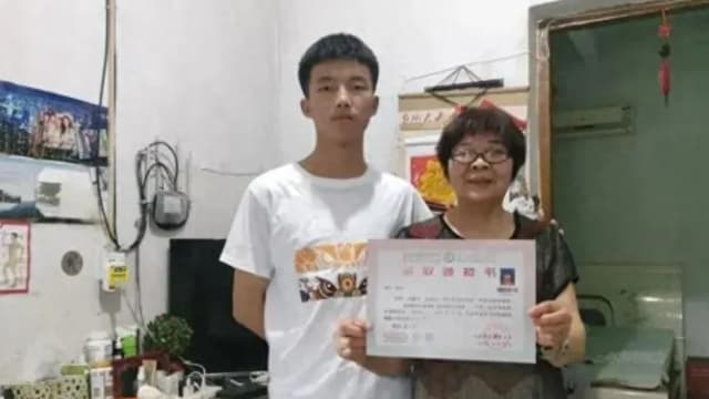 雇主抛子失联 中国六旬保姆抚养弃子16年