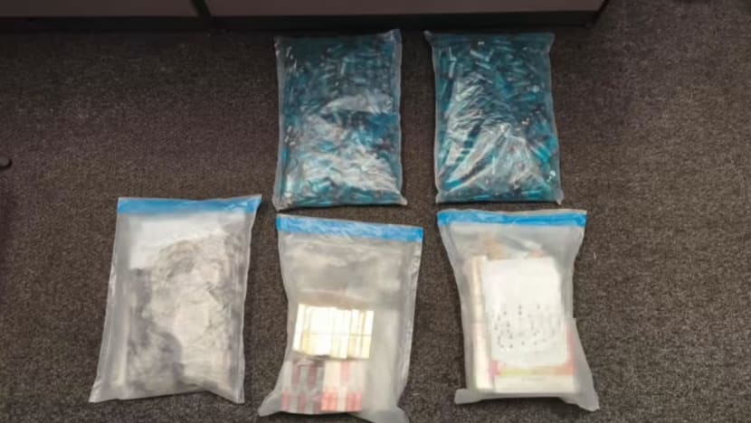 Lebih 1,000 vape & komponen berkaitan ditemui dalam kereta terlibat nahas jalan raya di Punggol Lebih 1,000 vape & komponen berkaitan ditemui dalam kereta terlibat nahas jalan raya di Punggol