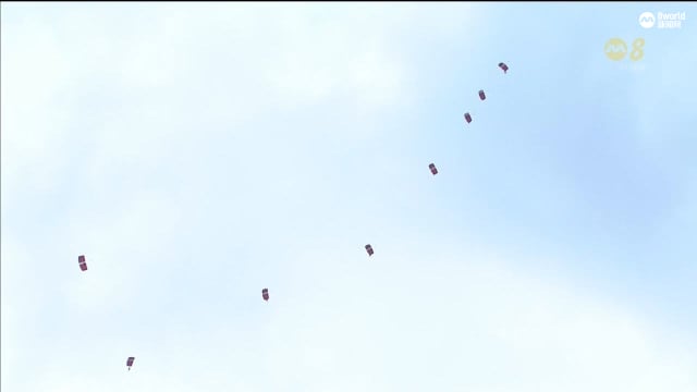 八名红狮跳伞队成员顺利降落 现场气氛推向高潮