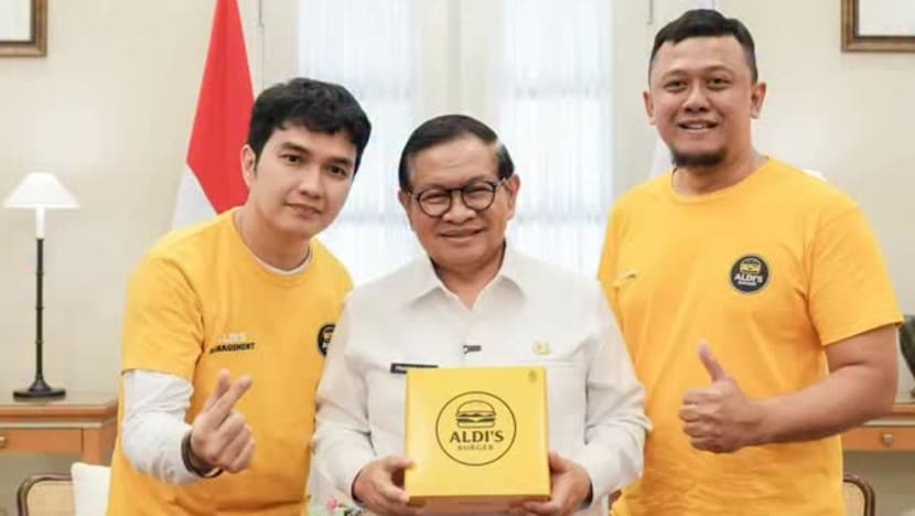 Momen Pramono Anung cicipi Aldi's Burger, Aldi Taher: 'Semua gubernur milik Allah'