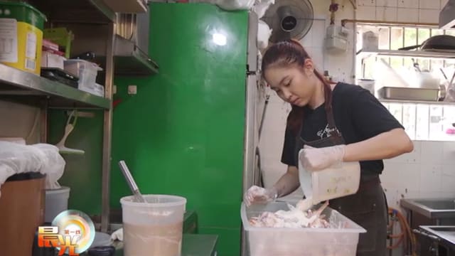 晨光|Z世代小贩：前羽球国手 转业卖椰浆饭逐梦