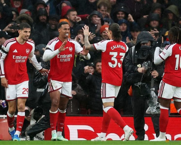 Gabriel shines at both ends as Arsenal ease past Everton to go level with Man City