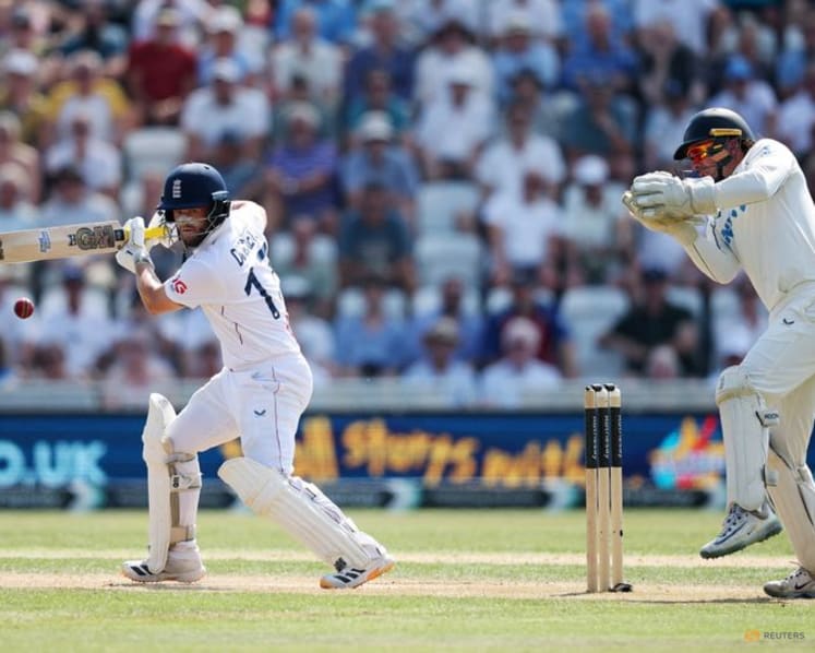 England roar back in second test with wickets for Stokes and century for Duckett