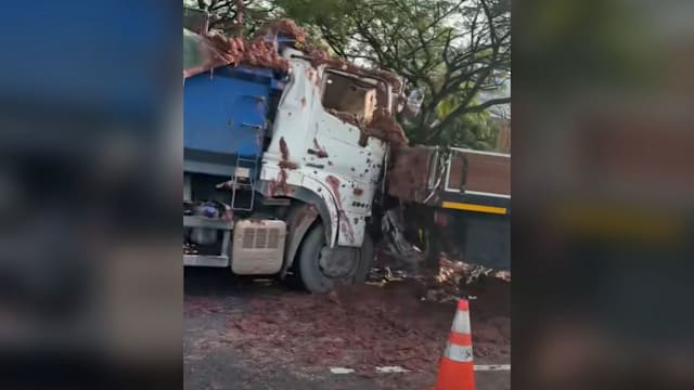 快速公路卡车连环撞 红泥撒一地 司机送院和助查