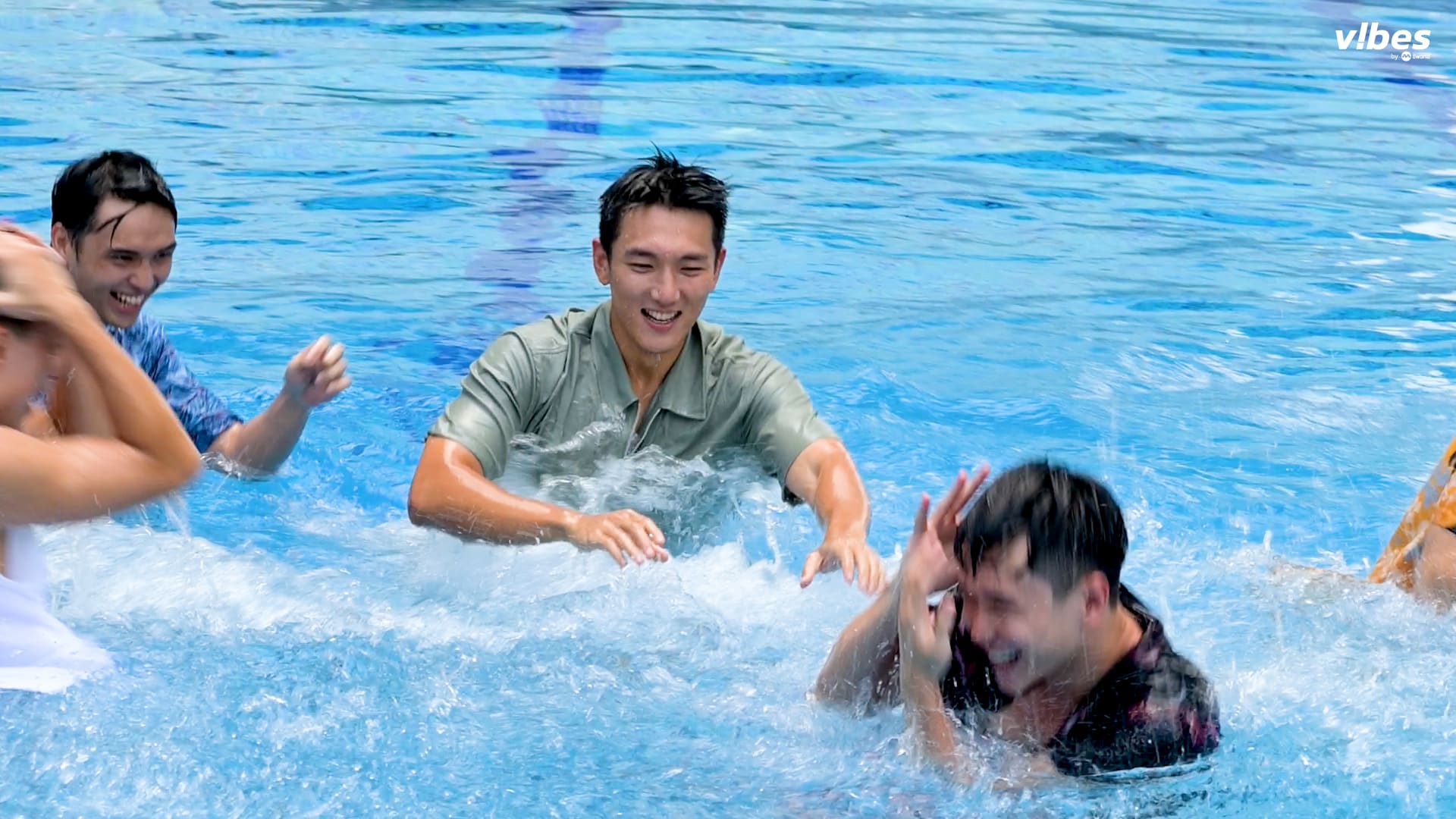 探班青春剧《爱情乱码》拍摄，翟思铭成现场最“资深”？ - vibes by 8world