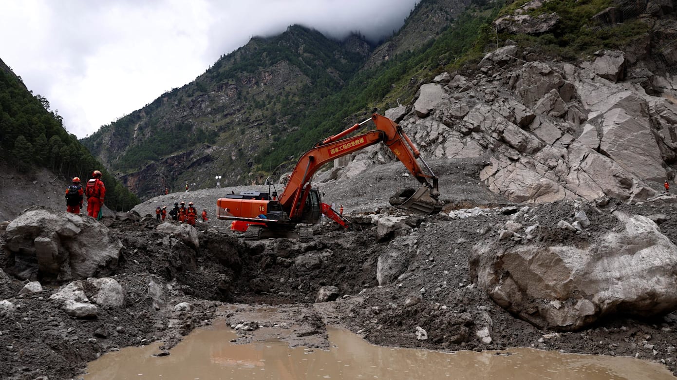 中国西藏吉隆口岸洪灾灾区再发现12具遗体