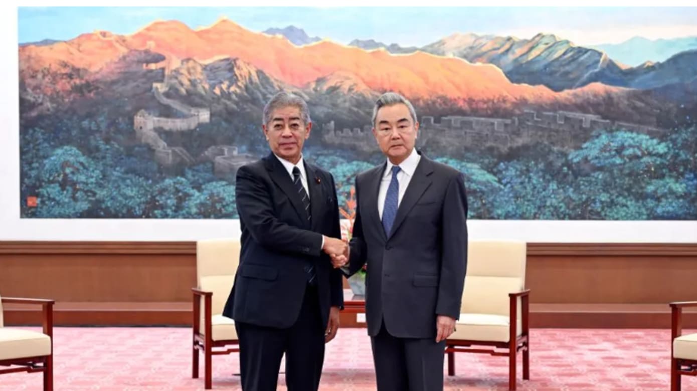 王毅会见日本前外相岩屋毅 敦促日方纠正涉台言行