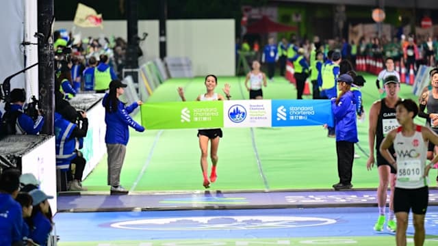 心情轻松陪丈夫参赛 本地女子香港渣打半马赛意外夺冠