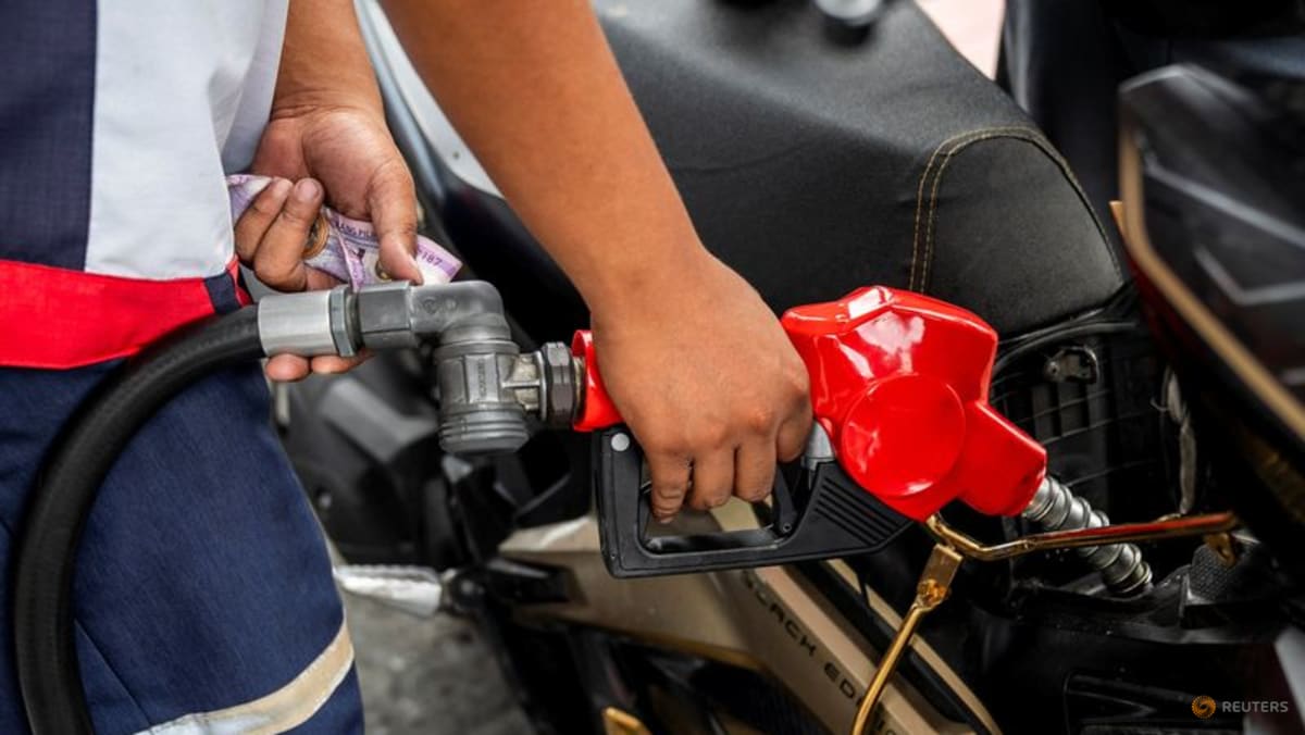 Oil tumbles nearly 7% as US and Iran seen moving closer to deal
