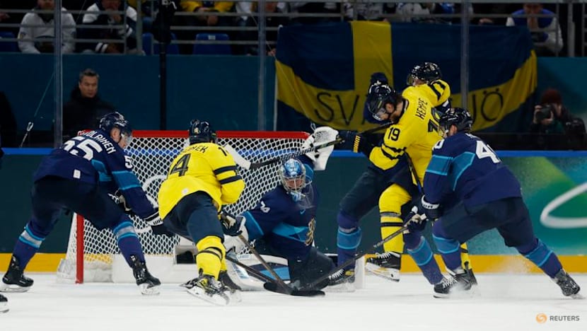 Ice hockey-Finland muscle past Sweden, Slovakia beat hosts Italy, Czechs notch win