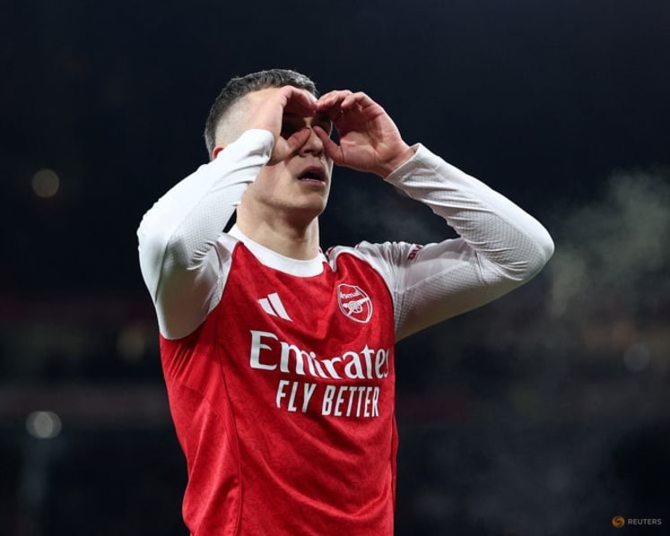 Arsenal thrash Villa 4-1 while Chelsea and Man Utd both held
