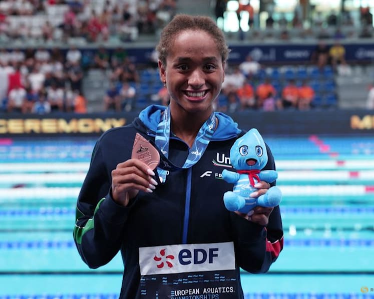 Italy's Curtis takes McKeown's 50m backstroke world record