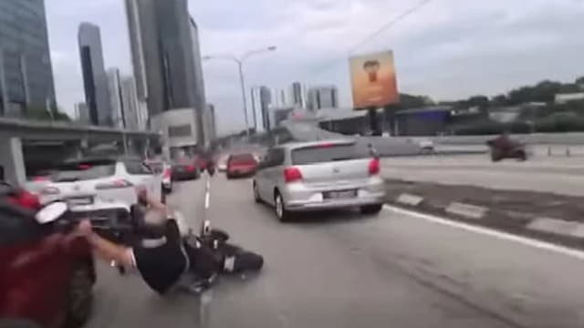 疑两岁童误开车门酿祸 马国六交通工具连环撞