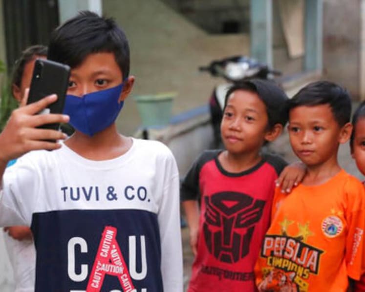 Indonesians collect old phones to help students get online