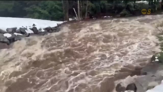 美国东部遭遇极端天气 造成数十万人断电