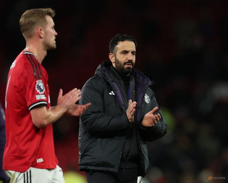 Everton beat Man Utd despite Gueye seeing red for slap on teammate
