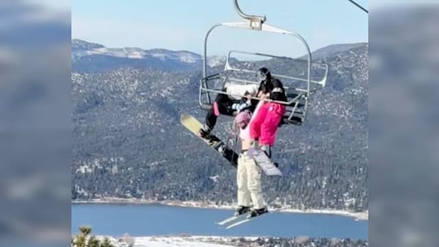 惊险！加州滑雪场缆椅事故 女子悬空乘客紧抓保命