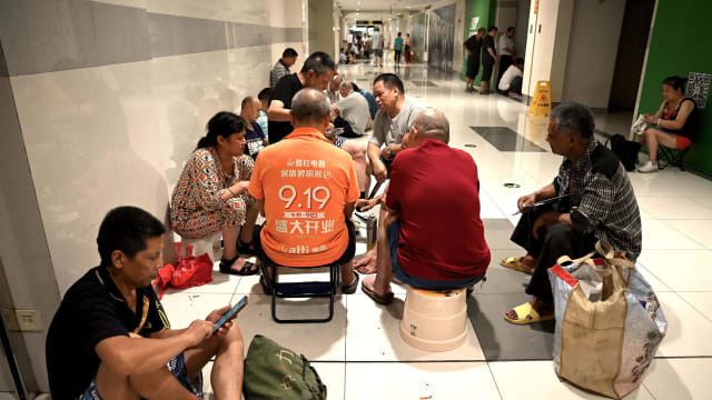 高温难耐 重庆人涌至超市地铁站纳凉