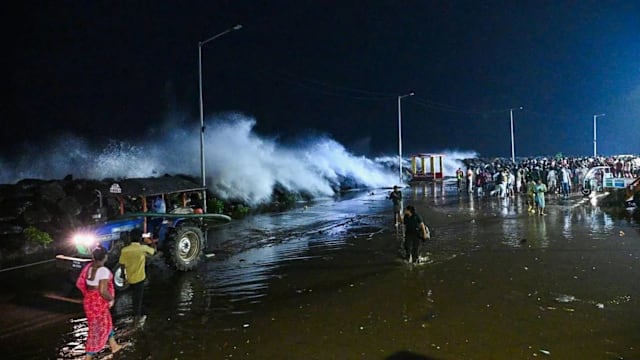 气旋阿纳布登陆印度 巨浪冲上高速公路数十车被掀翻