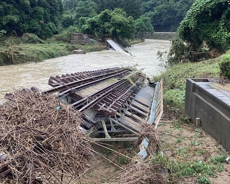 Heavy rain pounds Japan's south as scorching heat hits country's west and north
