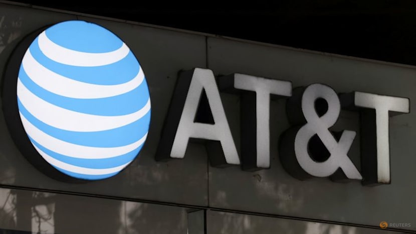AT&T adds more wireless subscribers than expected as bundling pays off