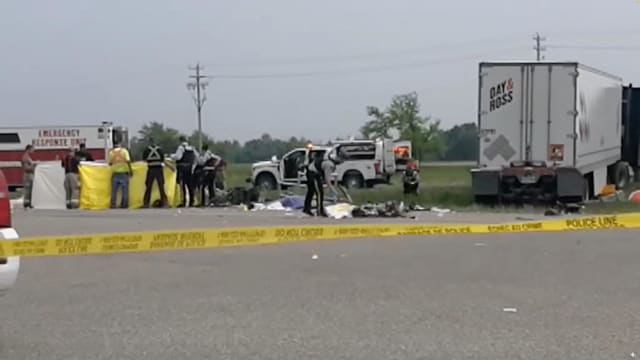 加拿大集装箱卡车撞上载有年长人士小型巴士 造成至少15人死亡
