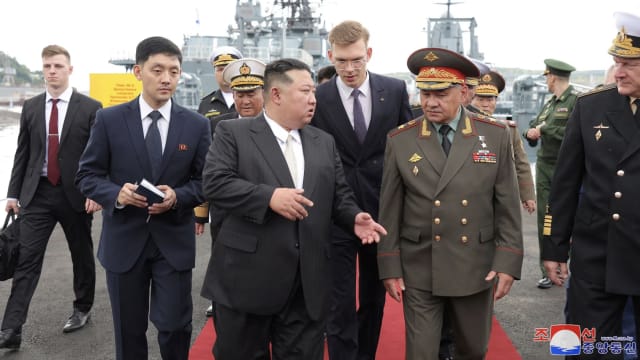 金正恩与俄防长讨论加强军事合作事宜