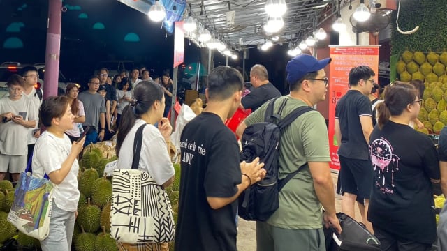 榴梿旺季全岛供应显增 业者削价卖甚至免费送