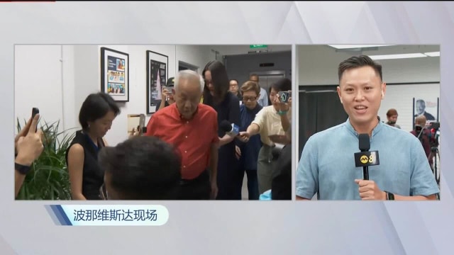 黄国松与未婚妻同每位到场的支持者握手寒暄