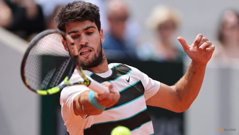 Alcaraz strolls into French Open second round