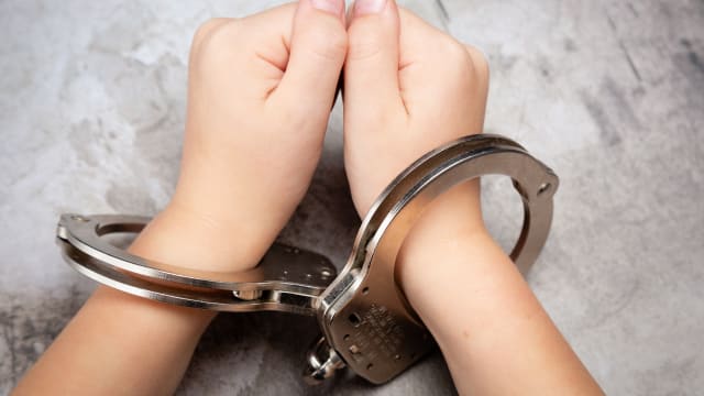 马国独生子自导自演 与同学串通骗母血汗钱