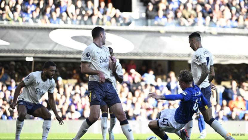 Everton's good run continues with 2-0 win at feeble Ipswich