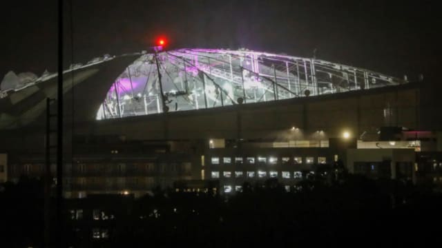 飓风米尔顿强势袭佛州 万人大球场屋顶都掀了
