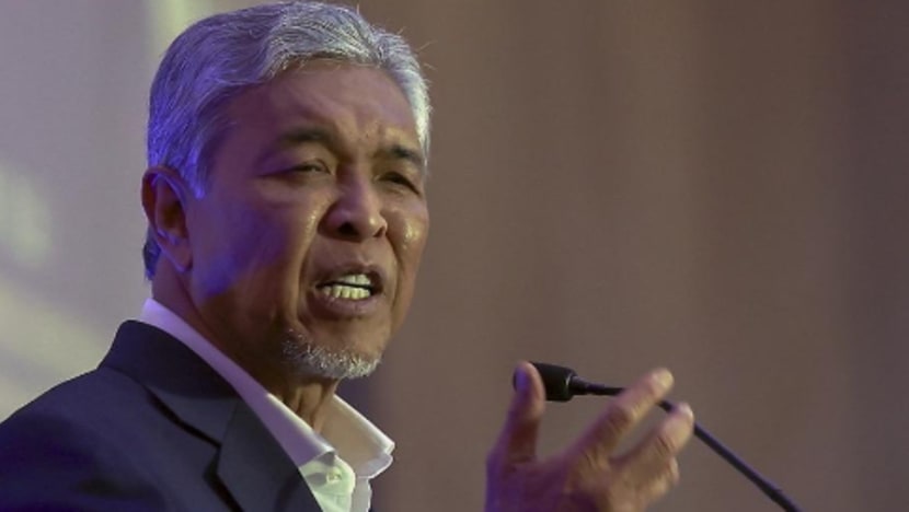 Ahmad Zahid beri amaran anggota UMNO berhasrat 'keluar parti sekejap' boleh keluar selama-lamanya Ahmad Zahid beri amaran anggota UMNO berhasrat 'keluar parti sekejap' boleh keluar selama-lamanya