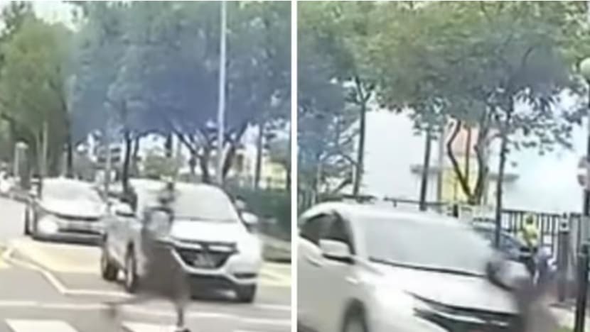 Pelajar 12 tahun dikejarkan ke hospital selepas dilanggar kereta luar Sekolah Menengah Bukit View Pelajar 12 tahun dikejarkan ke hospital selepas dilanggar kereta luar Sekolah Menengah Bukit View