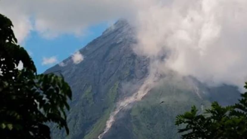 Gunung berapi Mayon cetus ancaman letusan, ribuan penduduk Filipina diarah berpindah