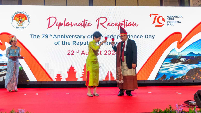 Busana adat pukau Menteri Lingkungan negeri "Singa", KBRI Singapura gelar Resepsi Diplomatik HUT ke-79 RI