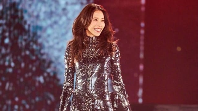 雨中开唱舞台湿滑，莫文蔚惨摔2次仍继续演出