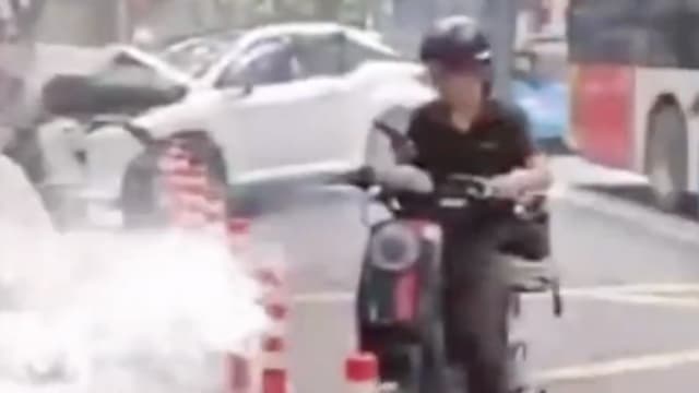 中国司机边开车边看手机 车子失控酿三死三伤