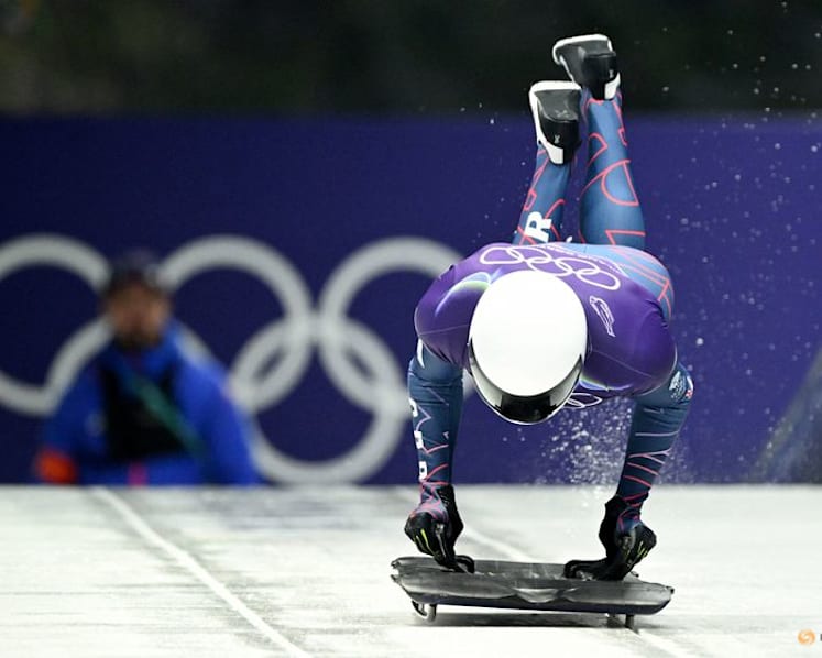 Skeleton-Weston keeps cool amid startline mayhem to lead at halfway