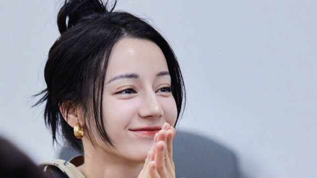 迪丽热巴与表妹同框　一家高颜值掀讨论