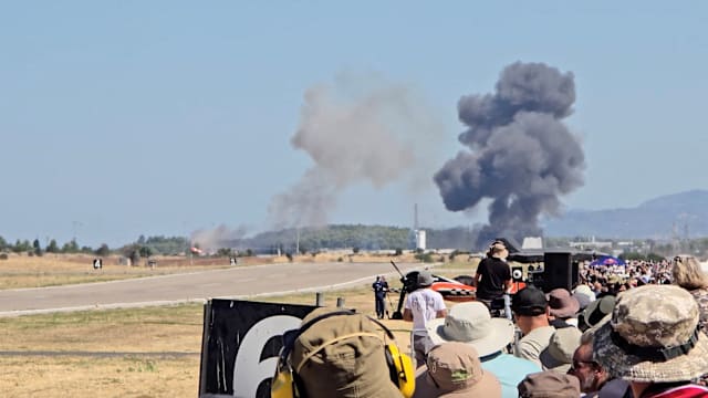 希腊战斗机在航空展表演时坠毁 两飞行员死亡
